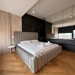 Sky View Penthouse Apartment *
