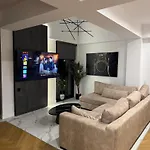 Sky View Penthouse Apartment *