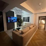 Sky View Penthouse Apartment *